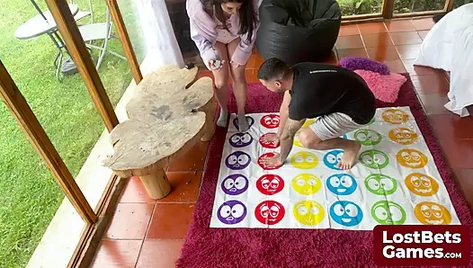 Amelia ve Lucas striptizli twister ile kızışıyor