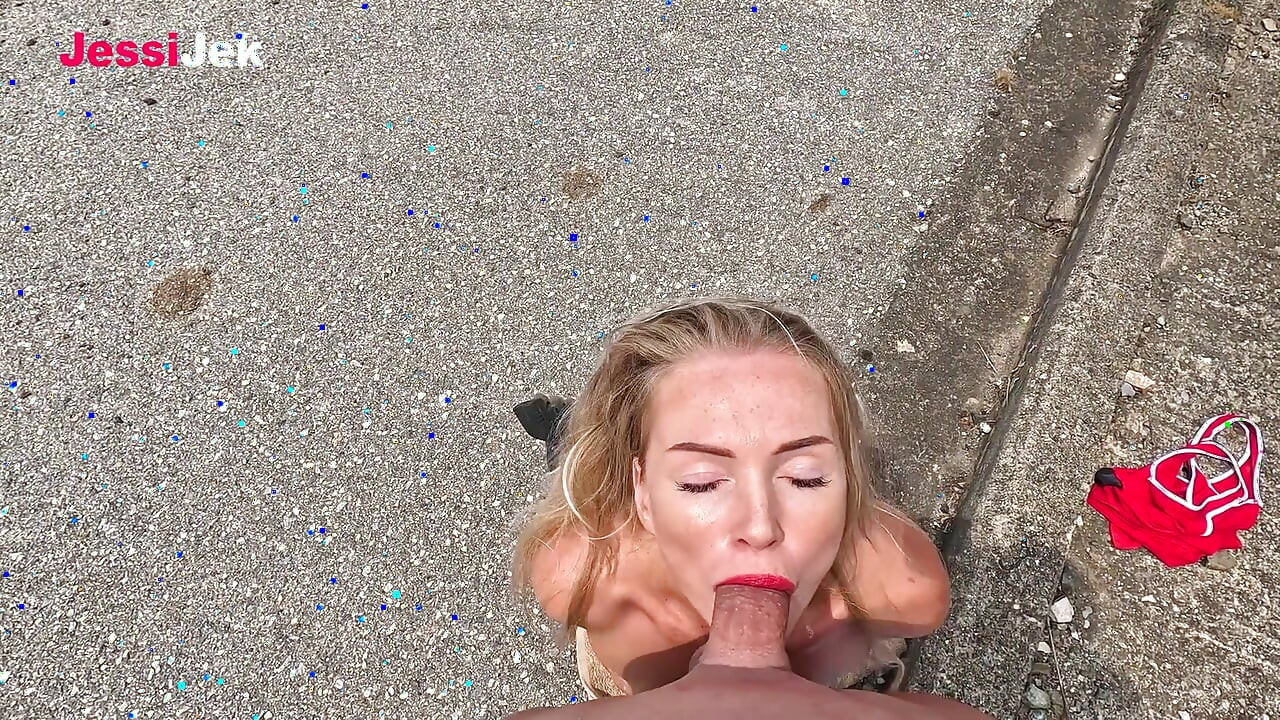 在街上的户外肛交和两次射在滚轮上的饥渴女孩