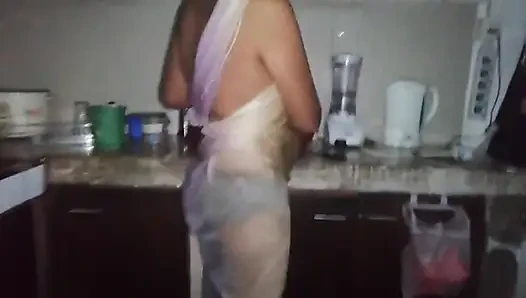 Orta yaşlı seksi kadının seksi elbisesi yarağımı sertleştiriyor, istiyorum