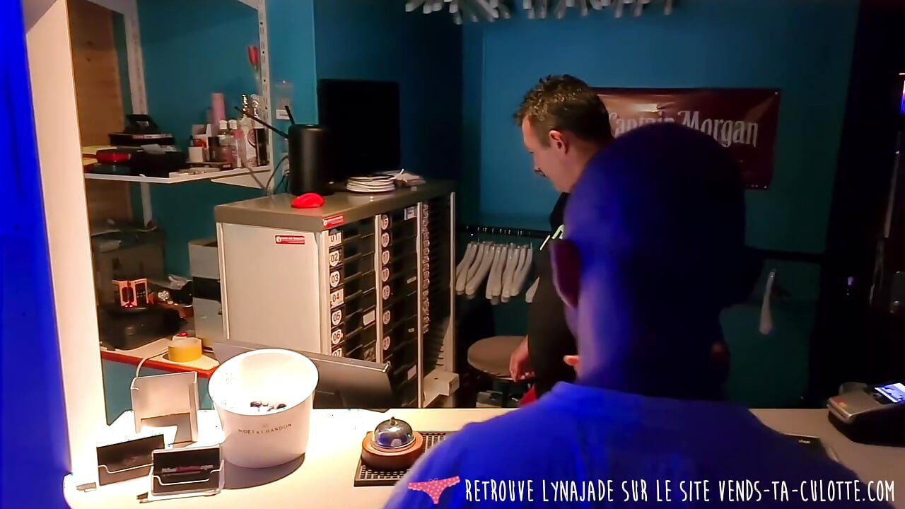 Vends-ta-culotte - gang bang al contrario amatoriale francese: sei ragazze per un ragazzo