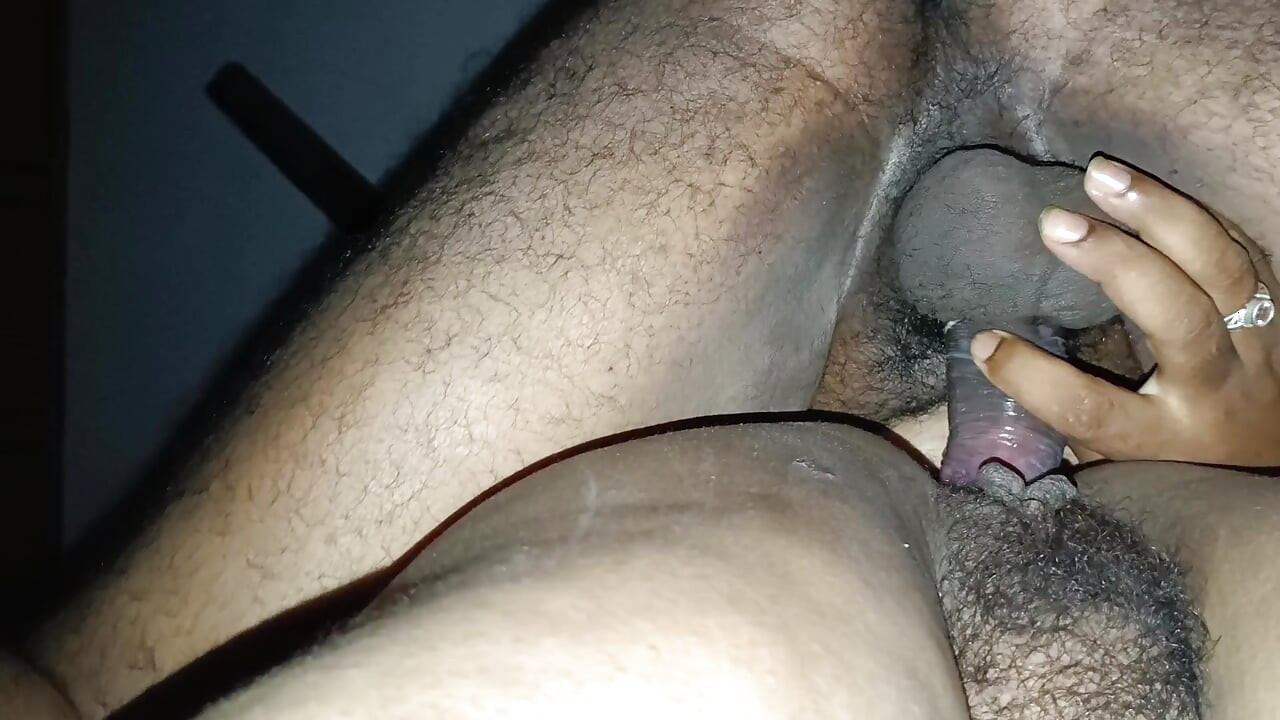 Bihari deshi Bhabi ko mast pela condom lagake
