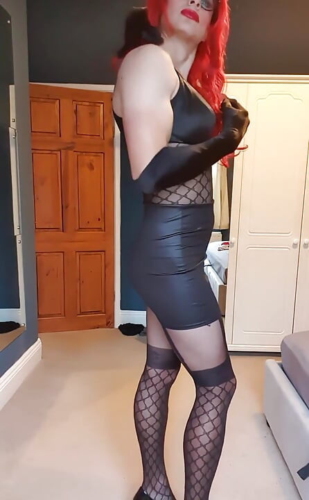 คุณต้องการที่จะสัมผัสไม่ได้คุณทํางานมือของคุณไปทั่วตัวผ้าไนลอนของฉันเลื่อนมือขึ้นและลงขายาวของฉัน