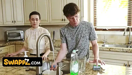 Vollbusige stiefmutter kenzie taylor und olive glass organisieren einen frechen sohntausch