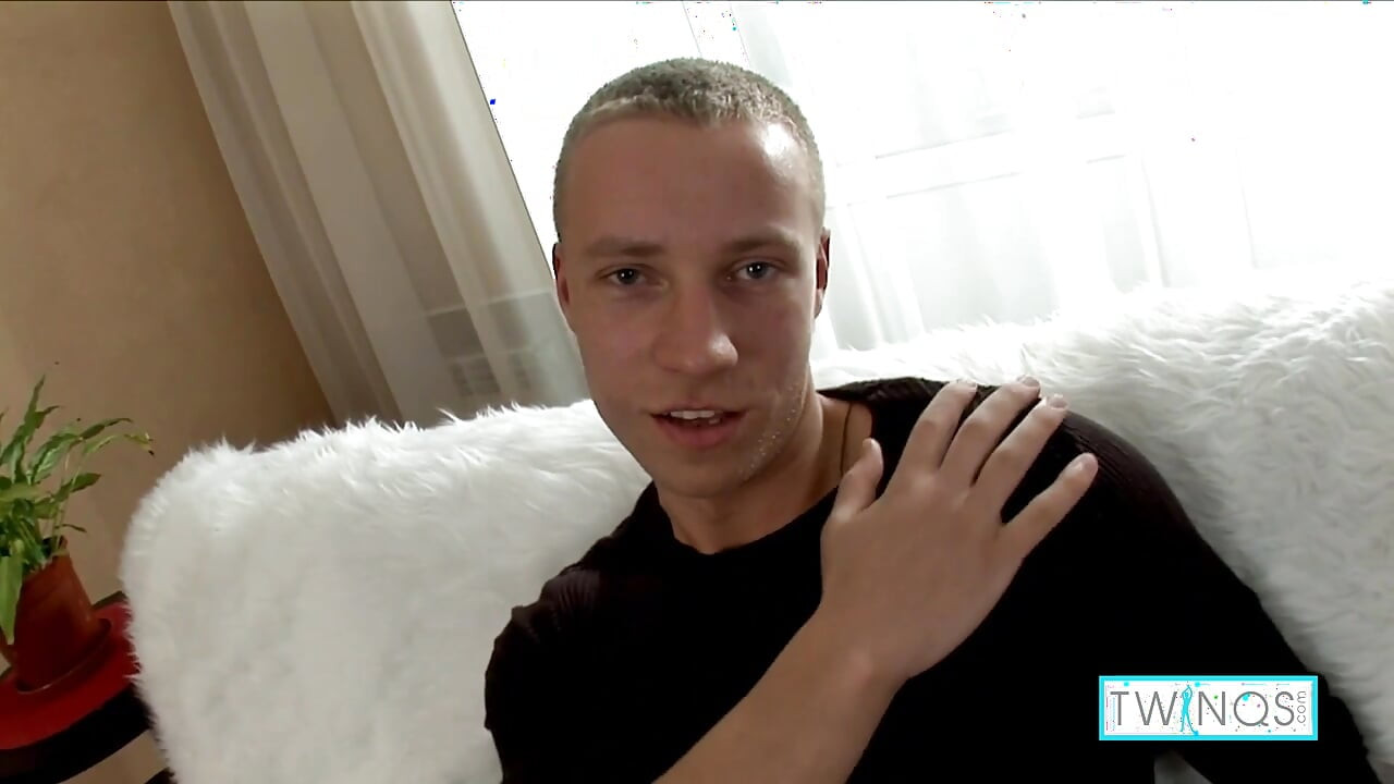 ของเล่นหนุ่มประหลาด Jordan V แก้ผ้าและเล่นกับควยแข็งของเขา!