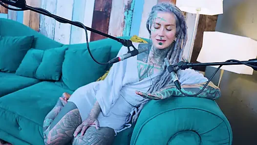 L - aşk hakkında konuşuyorum - asmr podcast sfw konuşuyor gotik sıska kız dreadlocks dövmeli model dövmeli kız