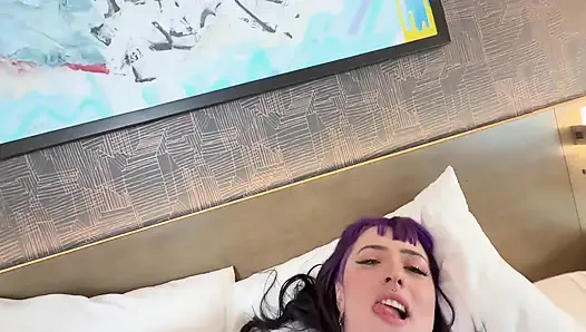 Gotik kız otel odasında hamile bırakılan dölleri yiyor