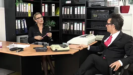 Blonde MILF, Büro-fickfest Mit Doppelter Penetration