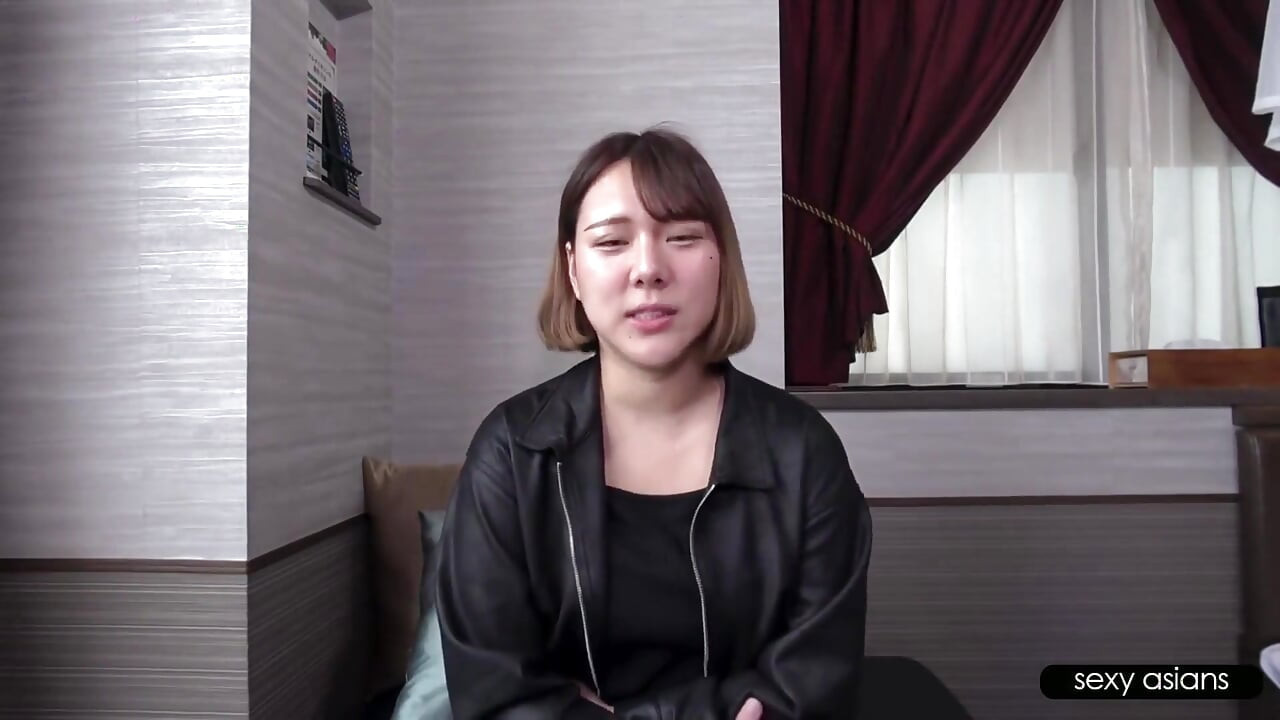 Gyaru tarzı hostes nadir bir özel çekim için geri döndü, kıvrımlarını ve kendine güvenen cazibesini gösteriyor