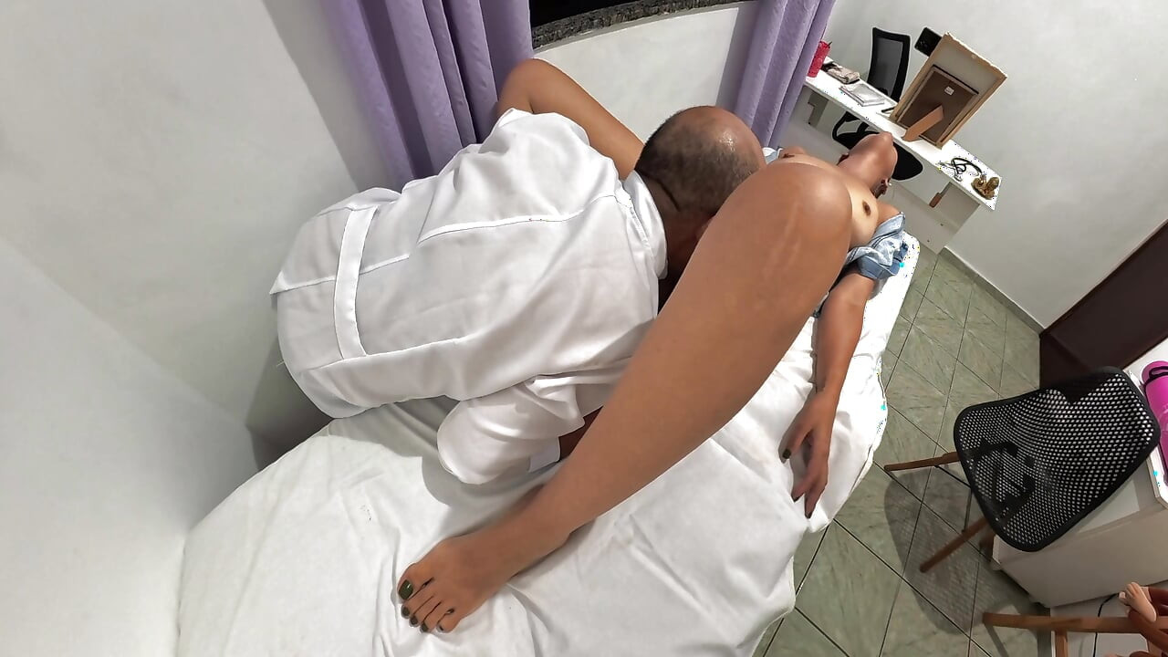 طبيب العظام يخلع ملابس المريض ويقذف على وجهها.