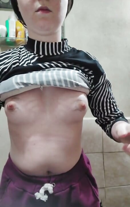 Pequena menina mostrando suas peludas peludas