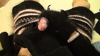 Masturbación en suéter de cuello alto de angora negro y pantalones de suéter de mohair. puente fetiche con punto de vista orgasmo