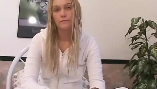 Gergin Kailey kesilmiş amcığını açıyor ve mastürbasyon yapıyor