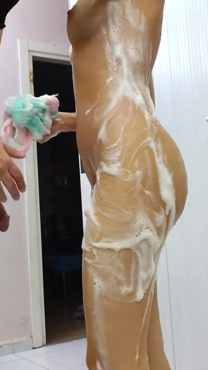 Ir เพื่อฉี่ถึงจุดสุดยอดเย็ดในห้องอาบน้ํากับแม่เลี้ยงถ่ายเองของจริง | คลิป 1