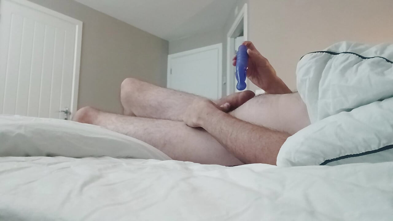 Housesitting și a găsit fiicele mele vitrege jucărie sexuală atât de masturbare la orgasm în patul ei comentarii bune va asigura partea 2 chiar mai excitat!