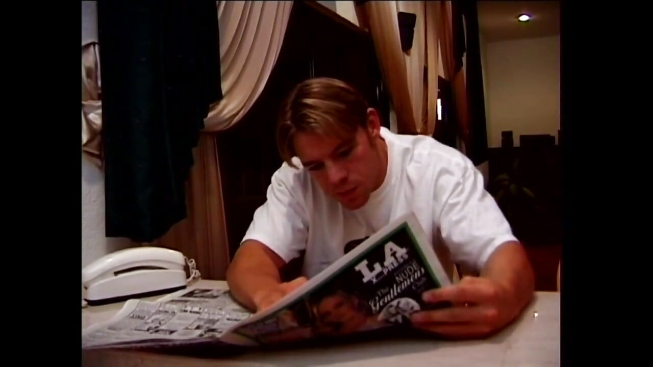 सुनहरे बालों वाली और दुबली चोदने लायक मम्मी लड़के को बहकाती है