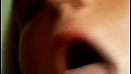 Seksi kaltak erkek arkadaşına harika sakso çekerken ağzını siktiriyor