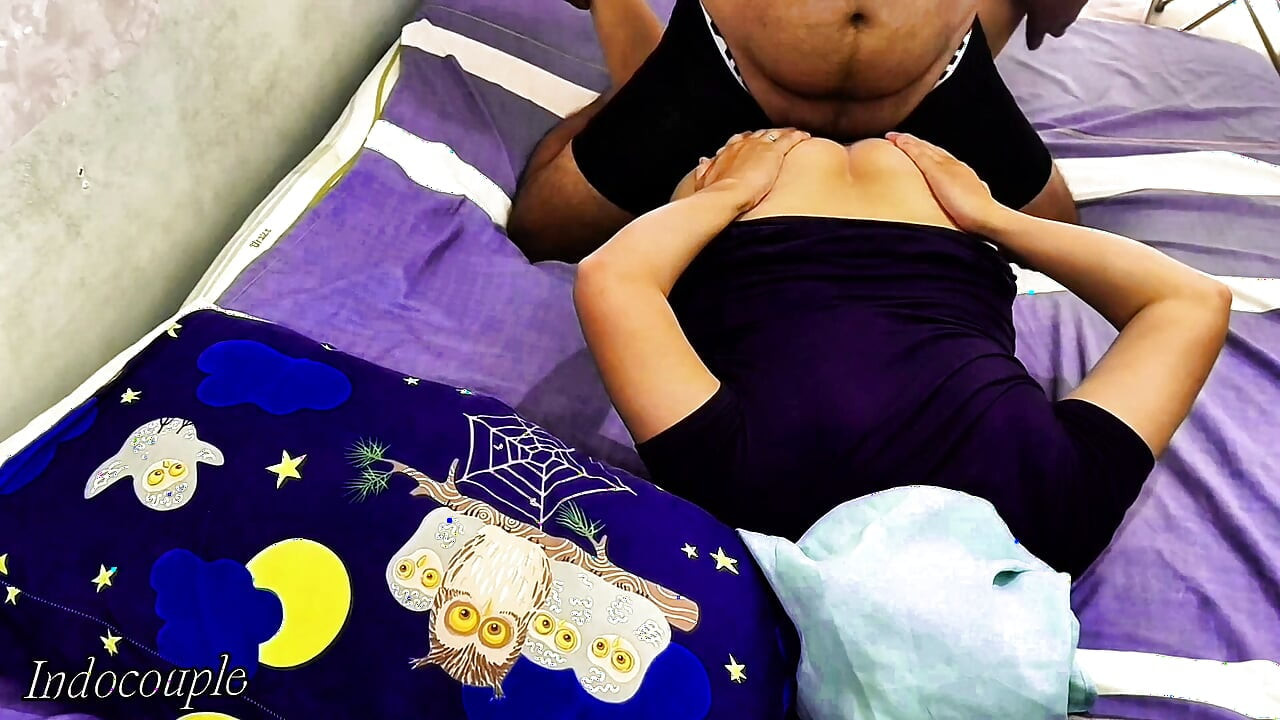 Sensuele broekmassage met een sexy meisje in een mini-rok en kebaya die lekker aan het masseren is