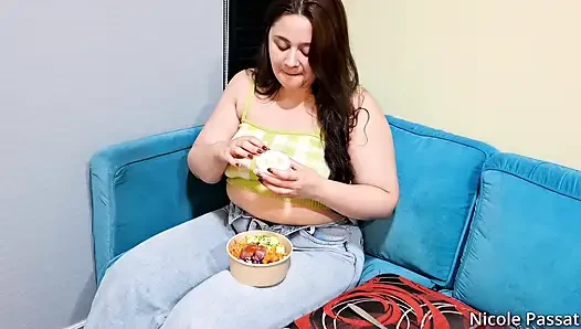 Nicole'ün büyük göbek doldurma seansı