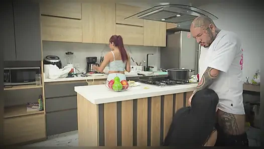 Alet için hevesli milf, mutfakta üvey kızının önünde sevişiyor