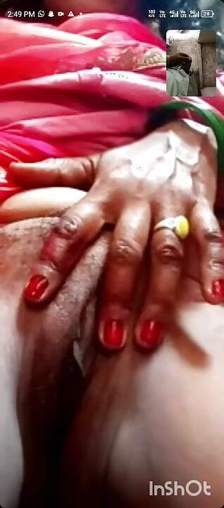 Desi bhabhi ne video call pe gand aur chut dikhai