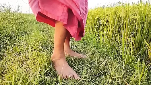 Nomita boudi açık havada çişini yaptım ve parmağımı amına soktum ve onu parmakladim.