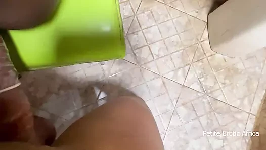 Малышка Lovet Batthroom трахает своего босса трусиками