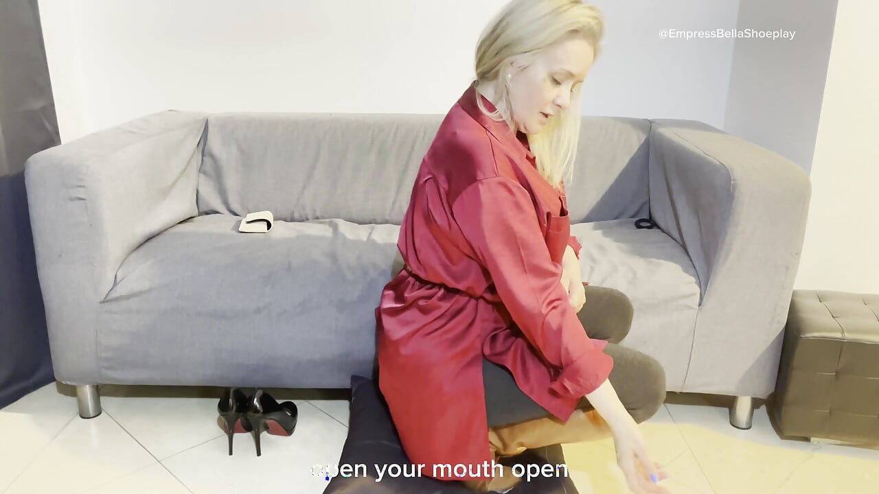 Empress Bella Sadic ทําให้อับอายด้วยรองเท้าบูท