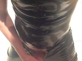 Masturbando-se com calças pretas de pvc e camisa de látex