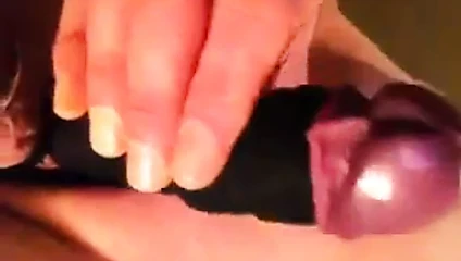 Horoz karısının sabahlık kemeriyle bağlı