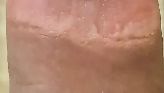 Yarağımı gösteriyorum ve emmeye hazır