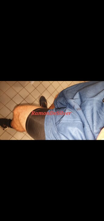 大师ramon穿着他热辣的新性感运动短裤在水槽里撒尿，美味的金色香槟