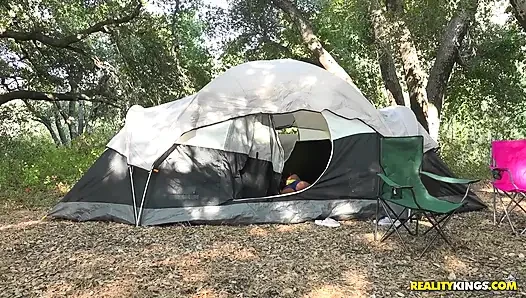 Reality kings - cassidy Banks ging mit ihrem freund und einem anderen paar, mit dem sie in der nähe sind, camping