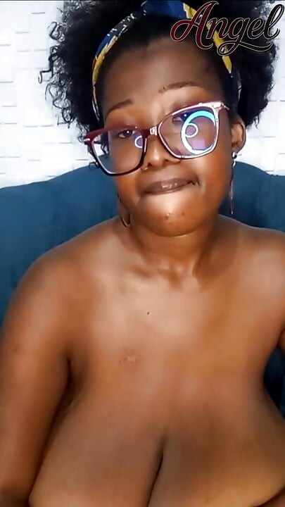 Sadharan bare stnon vali hastmaithun kar rahi hai aur akele masti kar rahi hai