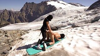 Gletscherabenteuer mit Mia und Max Pegging ficken auf einem echten Gletscher