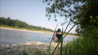Aurelia badet String-Badeanzug im Fluss