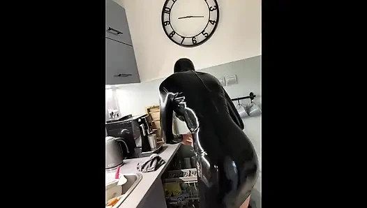 Yüksek topuklu ve zincirli lateks hizmetçi servisi