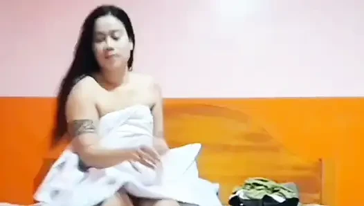 Cewek Filipina ungkap mukanya, enak banget dan seksi