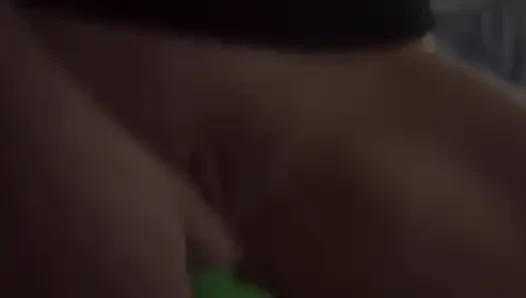 Orta yaşlı seksi kadın sabah erken saatlerde amcığını sikmeyi seviyor