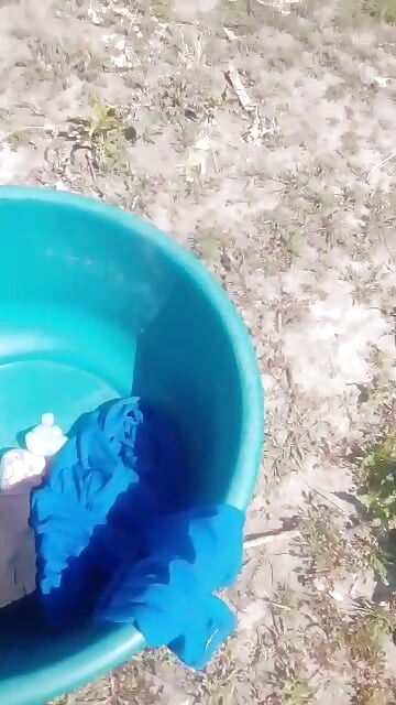 Amatoare africană cu țâțe mari goale în sat