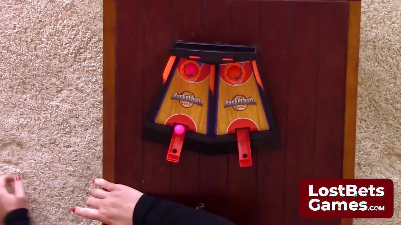 Тобі блищить у цій грі з баскетболу