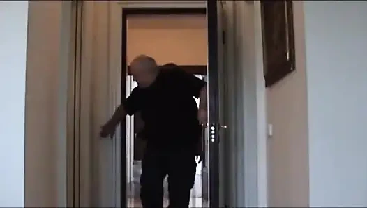 Pasangan dewasa beraksi di kamar tidur