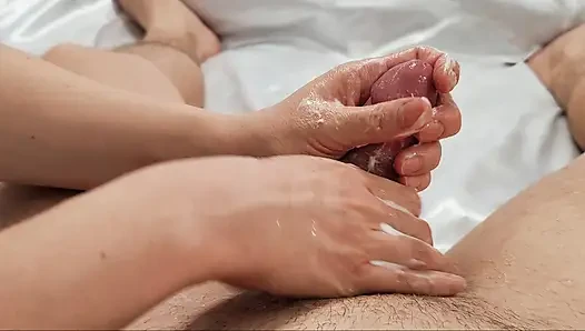 Karım yatmadan önce beni mastürbasyon yapmaya karar verdi - 2 dakika içinde geldim, ama bana 10 dakika daha işkence etti