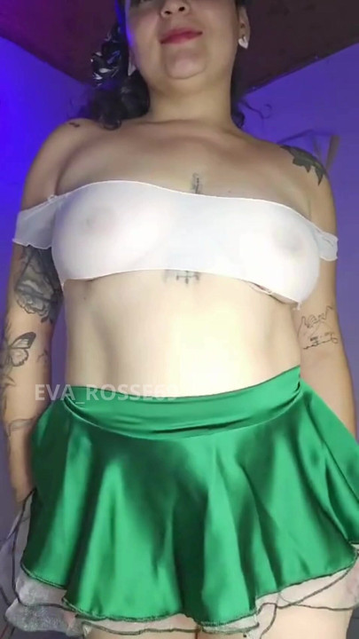 Harig poesje onder kleine rok