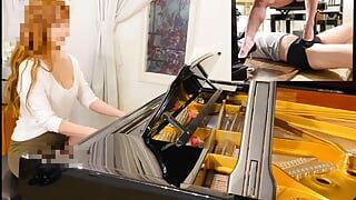 Piano spelen en de slaaf plagen met hakken in een achterbank