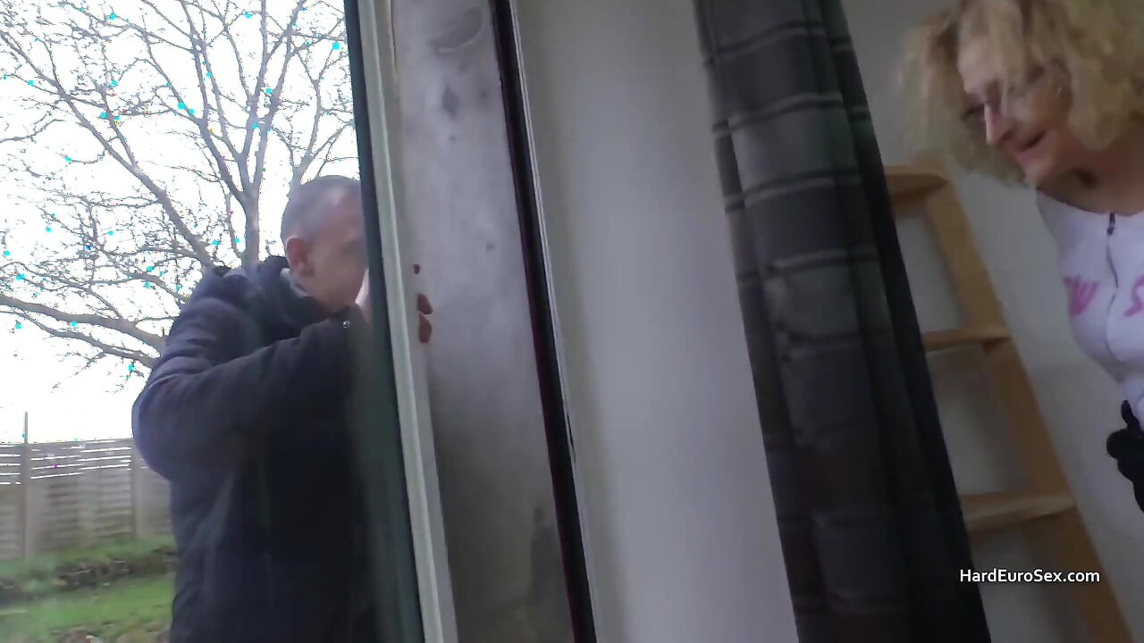Spelende rijpe vrouw warmt op voor seks met een toyboy