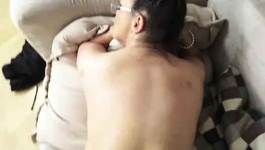 Geile brünette mit brille lutscht und reibt harten schwanz zwischen ihren schenkeln