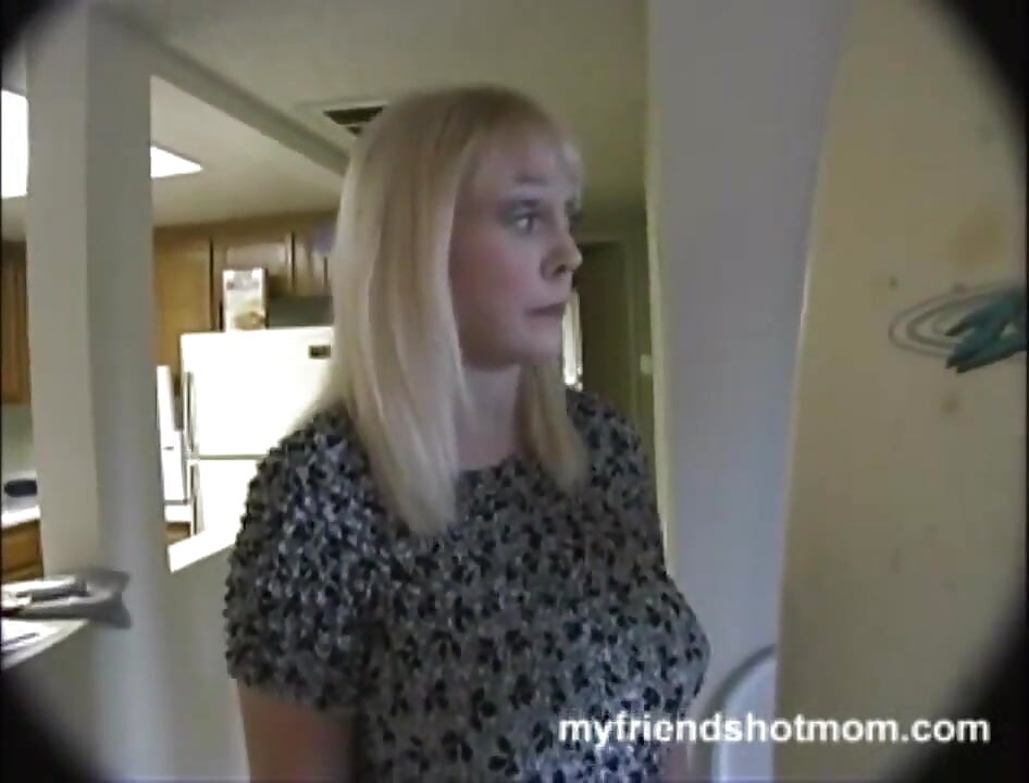 Diane Diamonds用她的大奶子在客厅里做爱