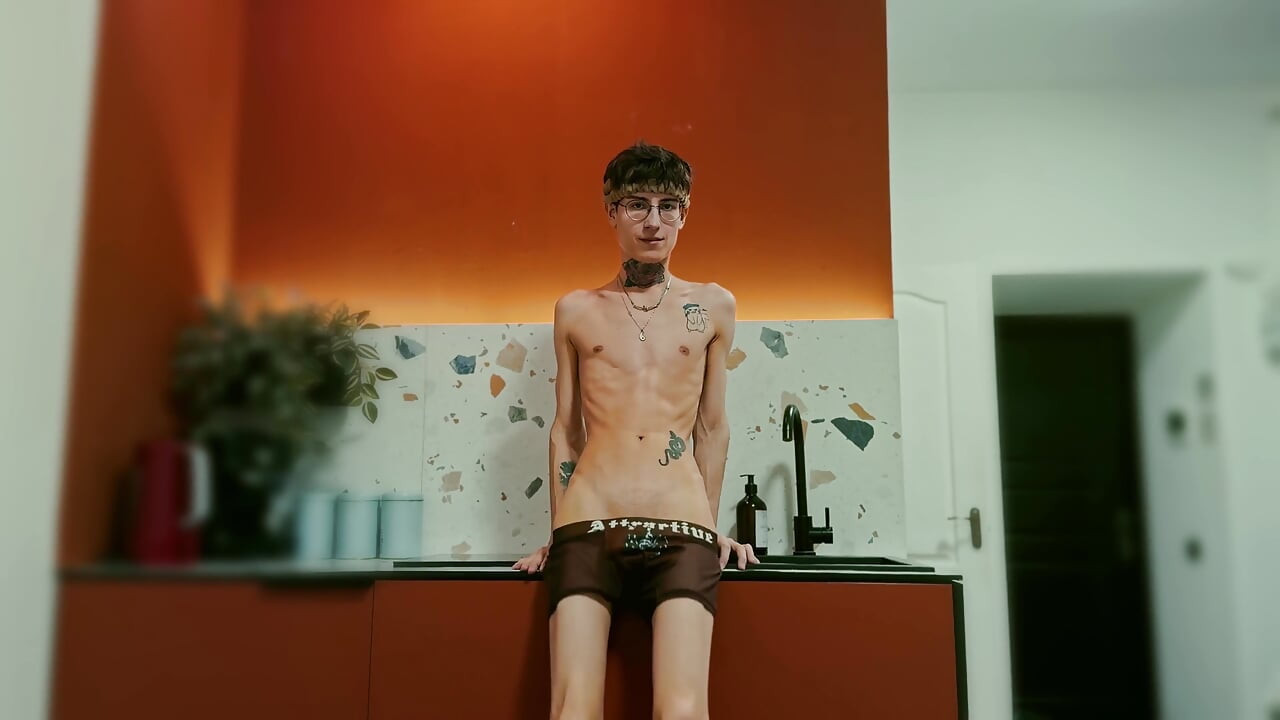 Twink se zabavlja u studijskoj kuhinji