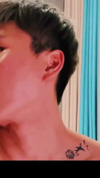 Uzbudljiv trenutak iz filma "Hotel Hookup: Asian Twink Trio Share Everything (Raw & Real)"