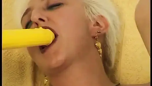 Зрелую сучку-блондинку трахнул дилдо кастинг-агент